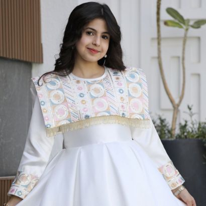 صورة فستان بناتي ميكادو بتطريز دلعة ملونة وذيل طويل مطرز - m3802